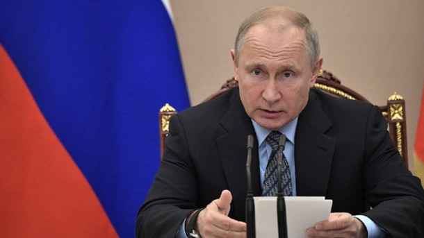 Путин продлил ответные меры на санкции Запада