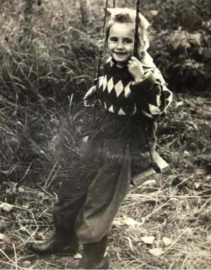 В шерстяных штанах и резиновых сапогах: Лобода обнародовала фото из «советского детства»
