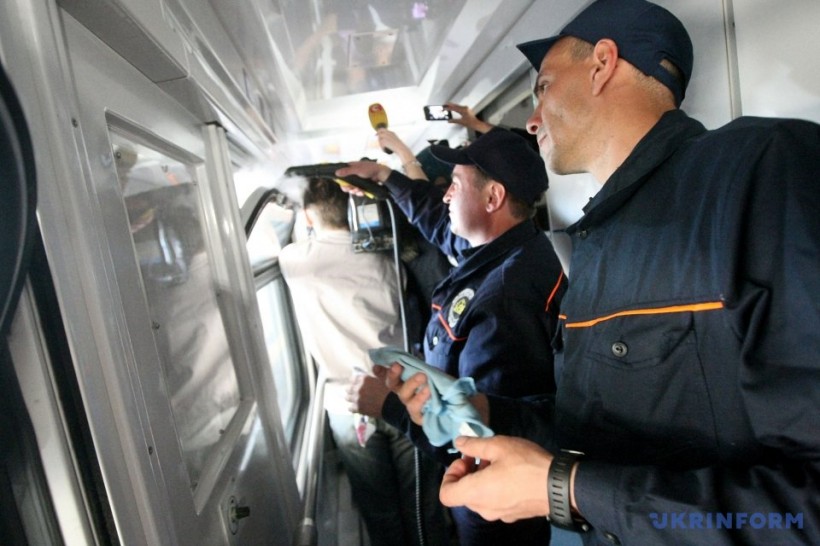 Грязь в поездах: украинцы смогут жаловаться на "горячую линию"