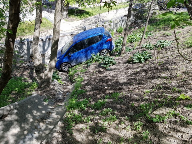 В Одессе машина упала со склона (ФОТО)