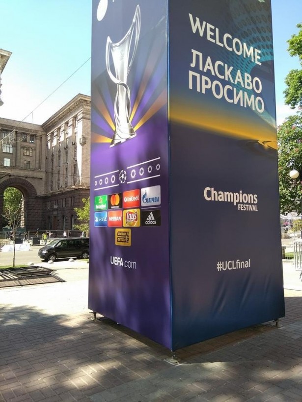 На улицах Киева перед финалом ЛЧ появилась реклама "Газпрома"