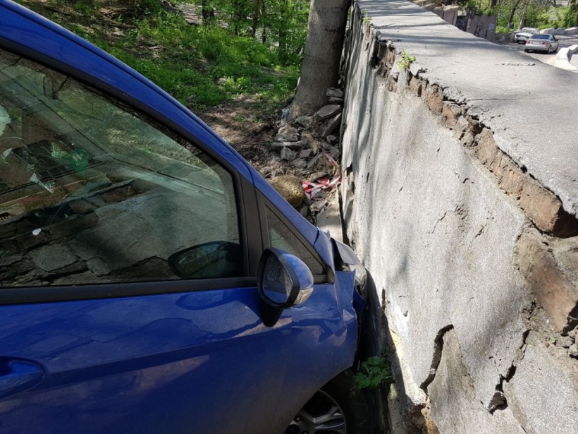В Одессе машина упала со склона (ФОТО)