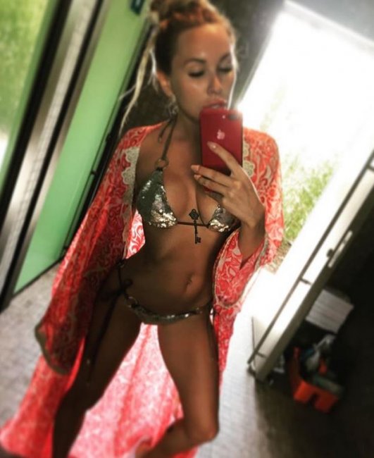 Распахнула халатик: жена футболиста «Динамо» выложила в Instagram откровенный снимок (ФОТО)