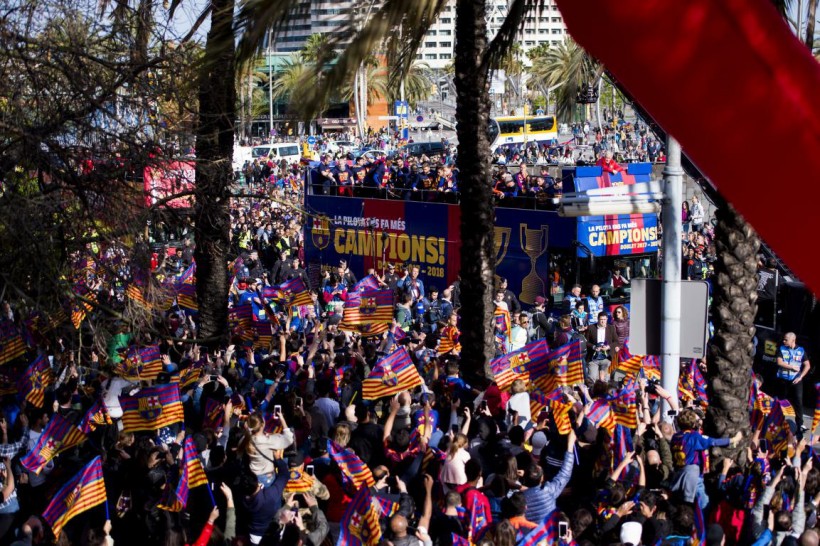 "Барселона" провела чемпионский парад в столице Каталонии (видео)