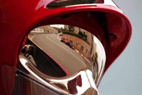 Ферстаппен эффектно разбил свой болид перед квалификацией Гран-При Монако (видео) Ферстаппен эффектно разбил свой болид перед квалификацией Гран-При Монако (видео)