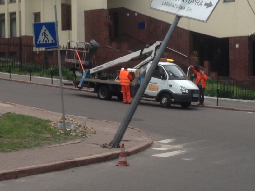 На Печерске в Киеве накренился столб и затруднил движение на перекрестке (ФОТО)