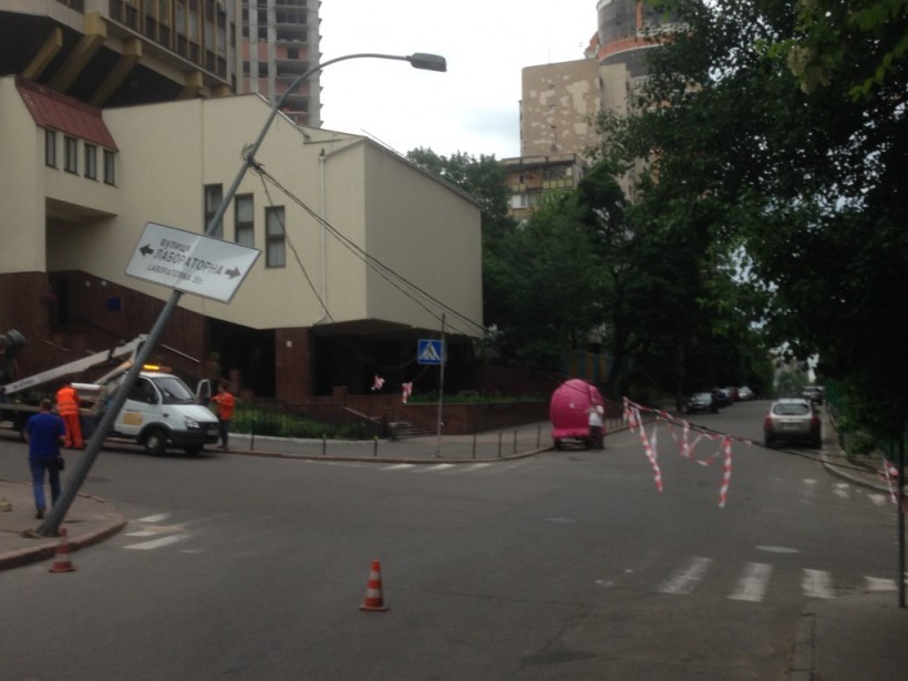На Печерске в Киеве накренился столб и затруднил движение на перекрестке (ФОТО)