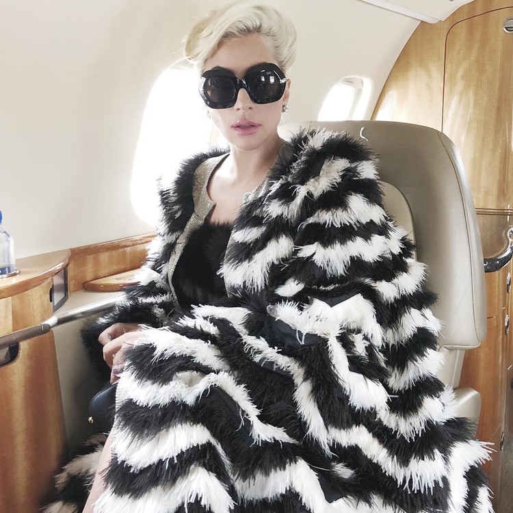 Леди Гага опечалила фанатов шубой из страуса (ФОТО)