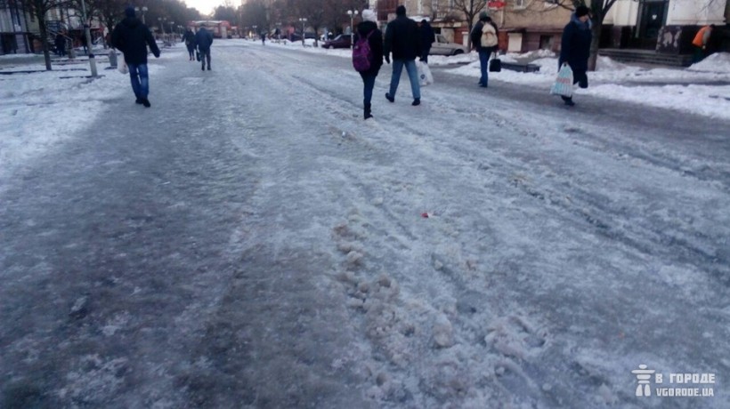 Тротуары Запорожья превратились в каток (ФОТО)