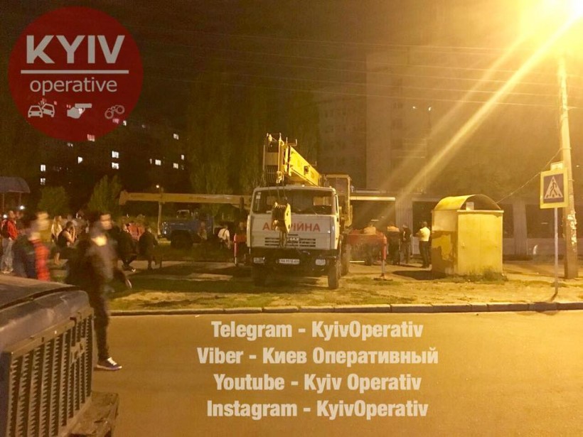 В Киеве на Борщаговке трамвай в четвертый раз слетел с рельсов на одном и том месте (ФОТО, ВИДЕО)