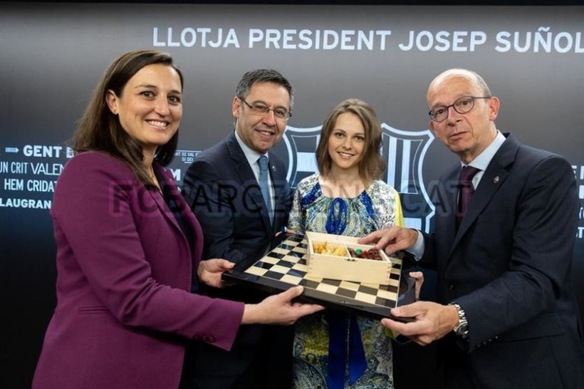 Клуб "Барселона" и украинская чемпионка мира по шахматам обменялись подарками
