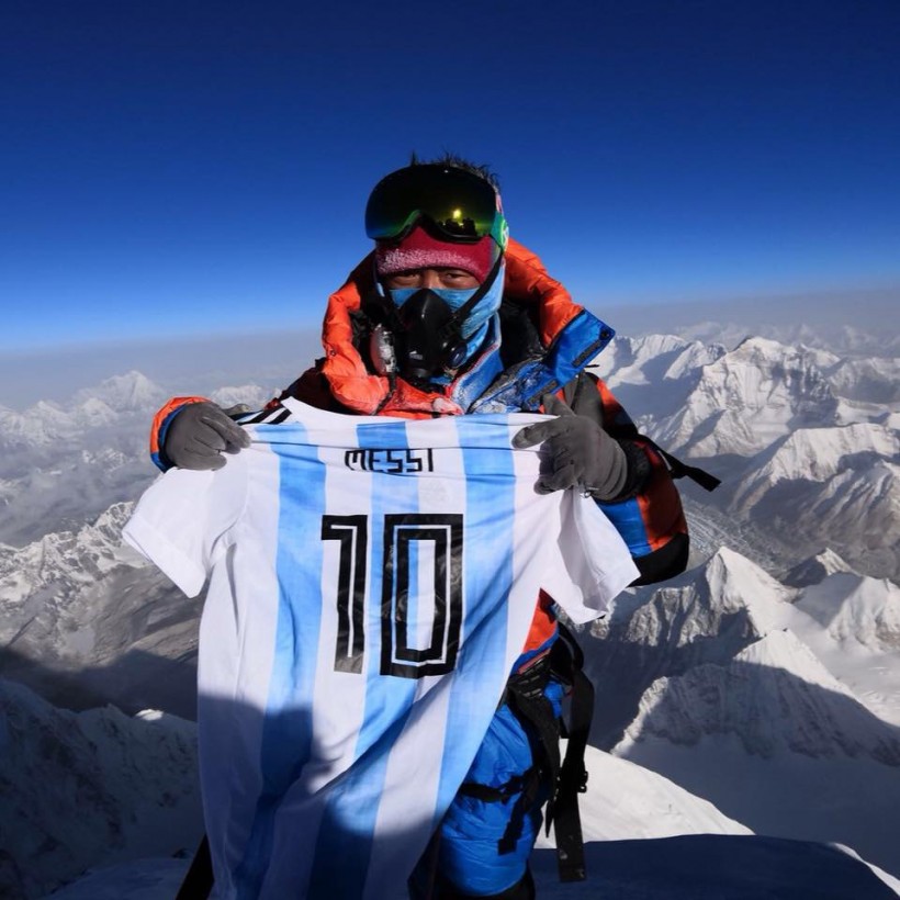 Футболку с фамилией Месси подняли на вершину Эвереста