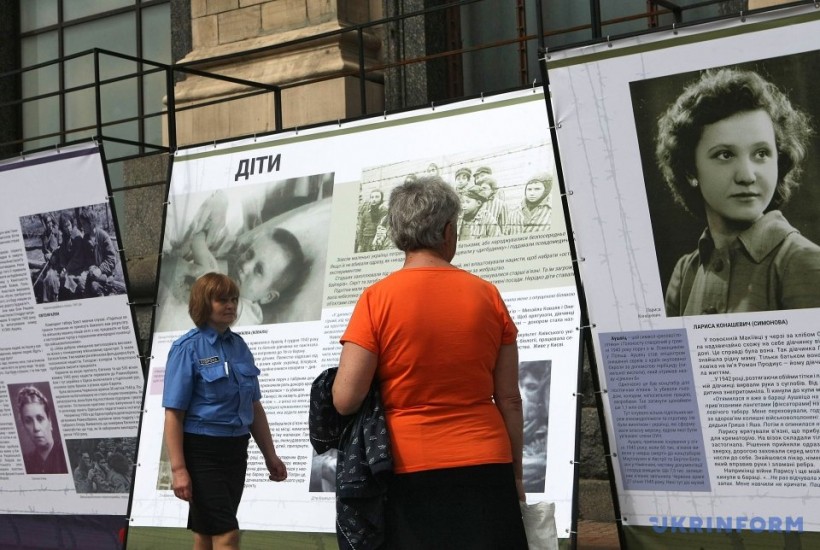 В Киеве открыли выставку об украинцах в нацистских концлагерях