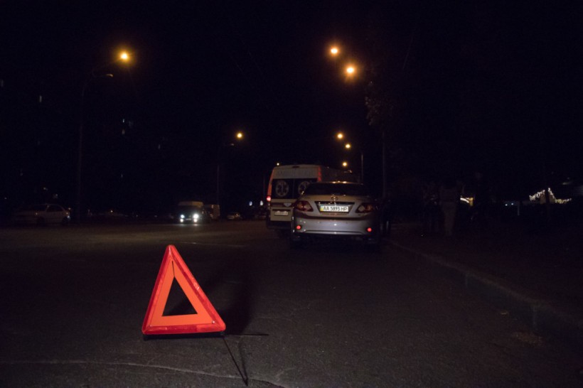 На Оболони в Киеве женщина на Toyota сбила пешехода (ФОТО)