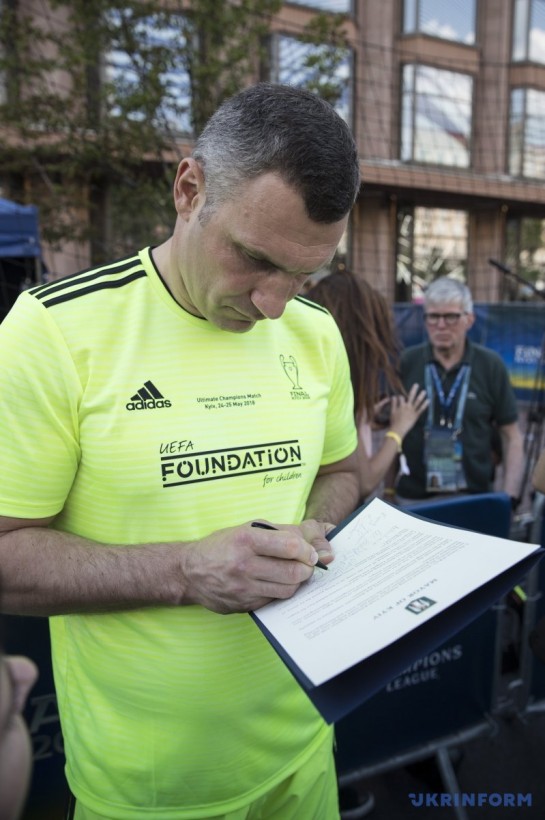 Освободить Сенцова: Кличко собирает подписи звездных спортсменов