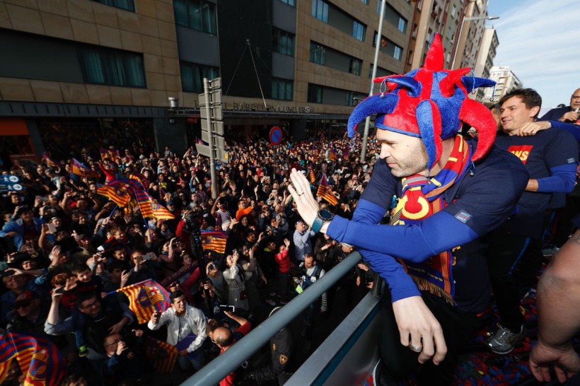 "Барселона" провела чемпионский парад в столице Каталонии (видео)