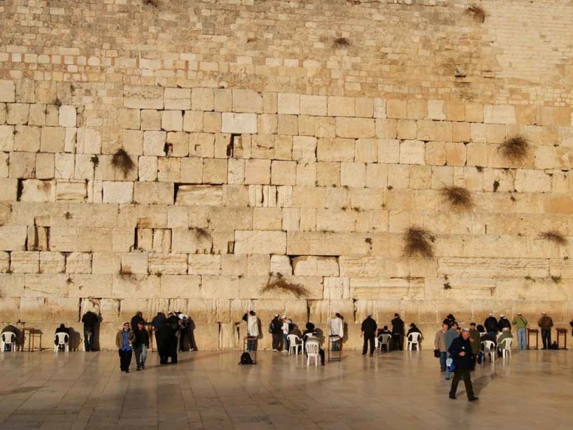 Модель полностью разделась напротив Стены Плача (ФОТО)