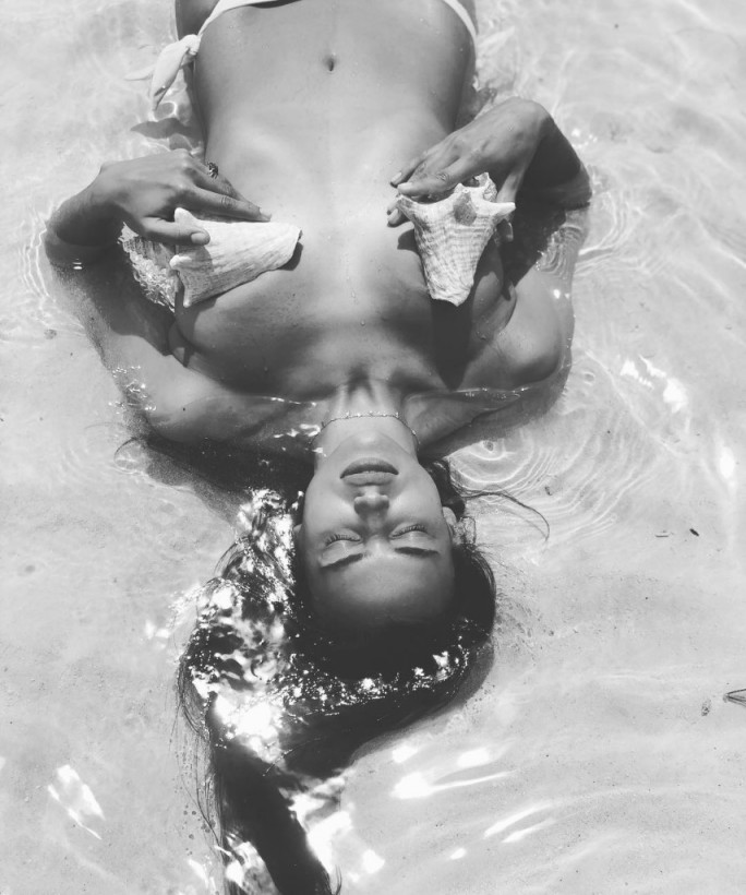 Ирина Шейк повторила голый снимок Анастасии Волочковой на пляже (ФОТО)