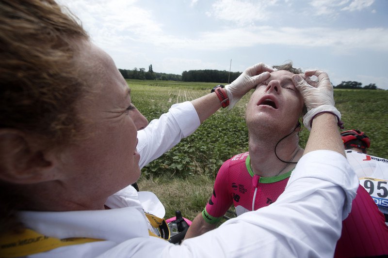Протестующие фермеры и слезоточивый газ прервали этап "Тур де Франс" (фото)