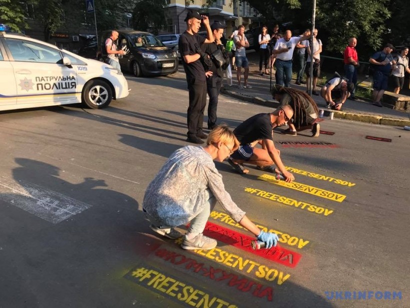 "Вате торба": режиссеры и активисты пришли под офис Медведчука