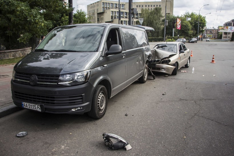 Возле роддома на Севастопольской площади в Киеве водитель Daewoo Lanos разбил две машины и сломал нос (ФОТО) Возле роддома на Севастопольской площади в Киеве водитель Daewoo Lanos разбил две машины и сломал нос (ФОТО)