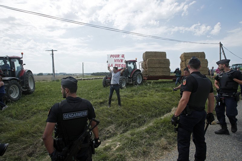 Протестующие фермеры и слезоточивый газ прервали этап "Тур де Франс" (фото)