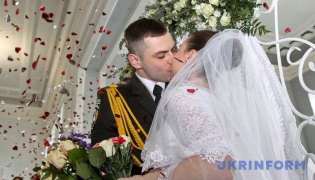 Более десяти тысяч украинцев планируют свадьбу на “магическую” дату – Минюст