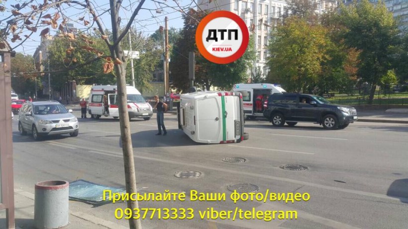 В Киеве инкассаторская машина попала в ДТП, есть пострадавшие (ФОТО, ВИДЕО)