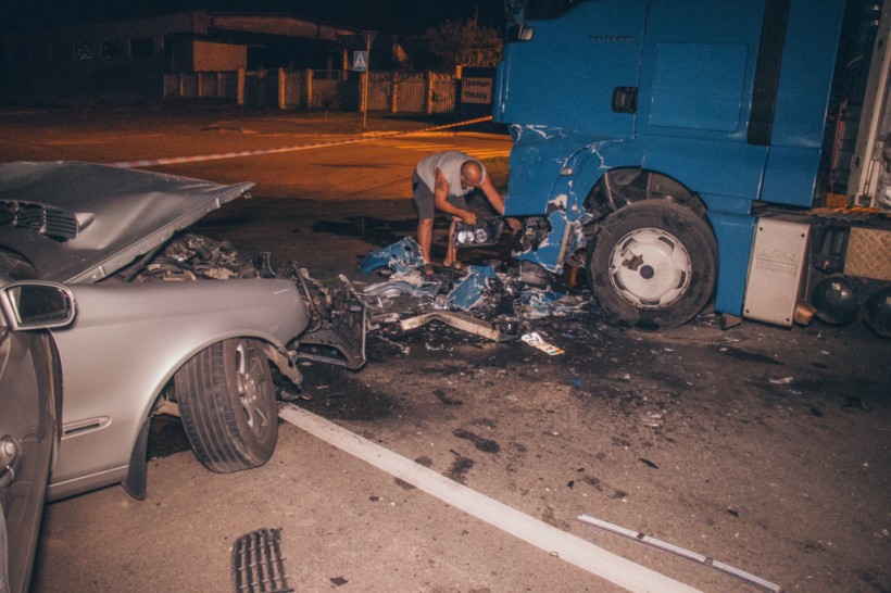 В Киеве пьяный мужчина за рулем Mercedes врезался в фуру MAN, есть пострадавшие (ФОТО, ВИДЕО)