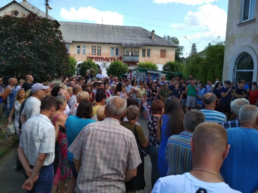 На Харьковщине около 300 человек принесли веревку и мыло для копов (ФОТО)
