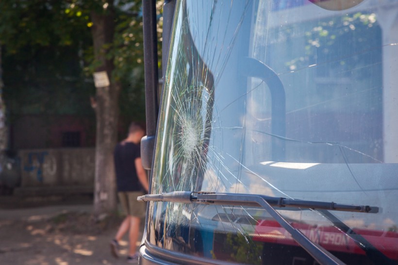 В Днепре грузовик Mercedes сбил девушку на пешеходном переходе (ФОТО)