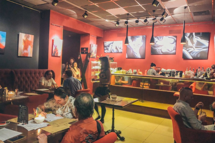 В Украине появилось кафе с голыми официантками (ФОТО, ВИДЕО)