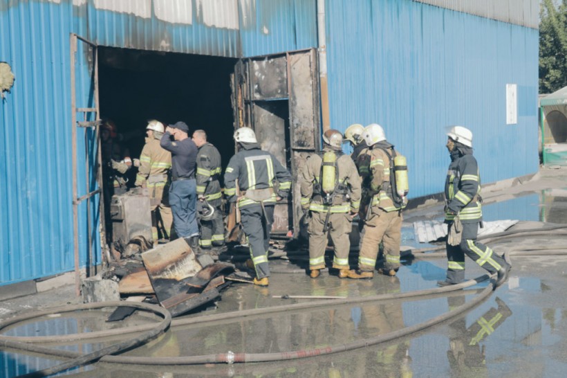 В Киеве у «Эпицентра» сгорел мебельный цех (ФОТО)