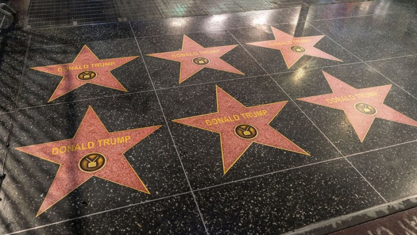 На голливудской Аллее Славы появились фальшивые звезды с именем Трампа (ФОТО)