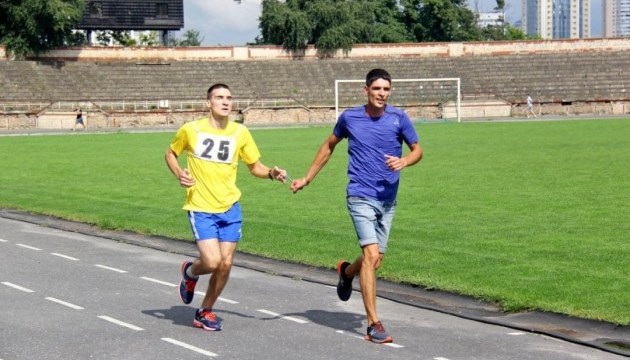 Порошенко призывает болеть за незрячего украинца на Марафоне морпехов в США