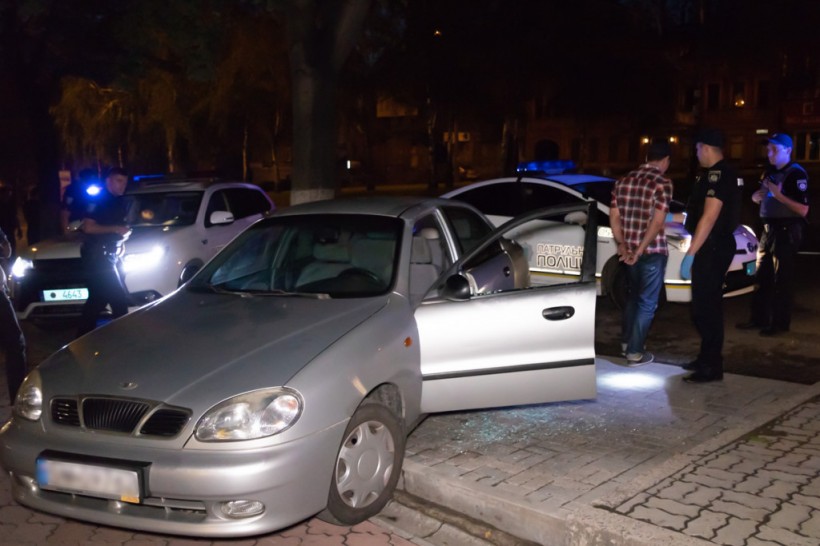 Пьяный житель Днепра на Daewoo наехал на полицейского и врезался в бордюр при попытке сбежать (ФОТО, ВИДЕО)