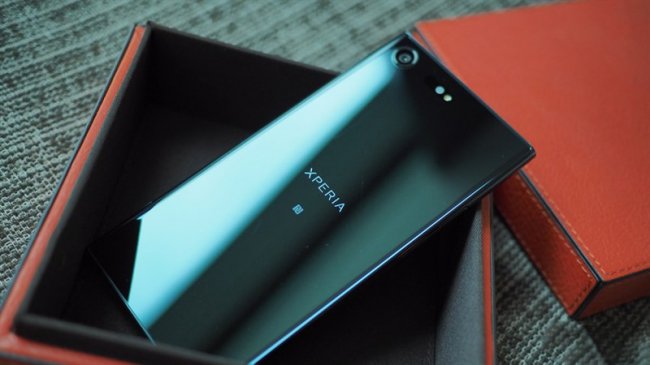 В руке не удержать: Sony выпустили сверхтяжелый смартфон-кирпич (ФОТО)
