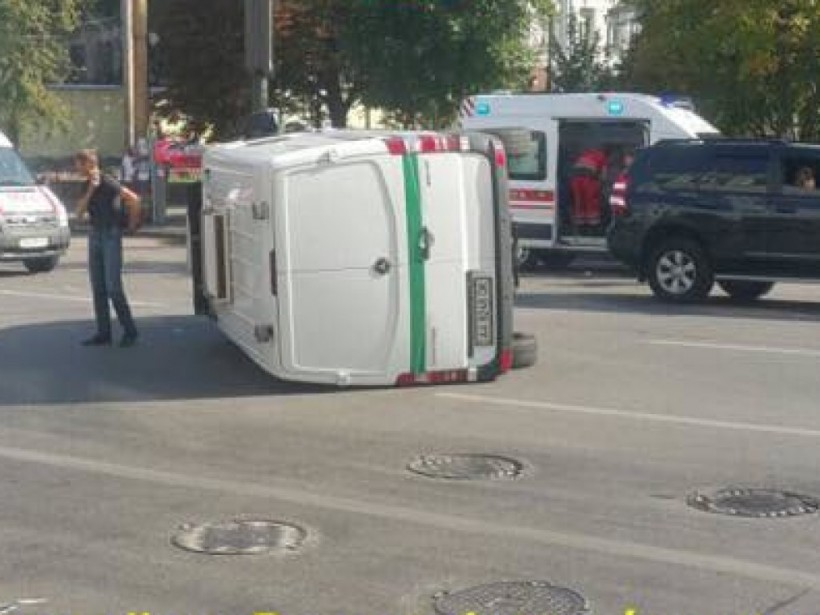 В Киеве инкассаторская машина попала в ДТП, есть пострадавшие (ФОТО, ВИДЕО)