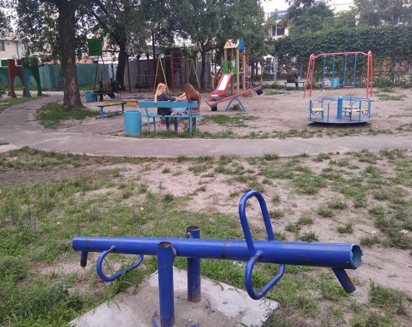 Детская площадка: репортаж из грустного двора (ФОТО)