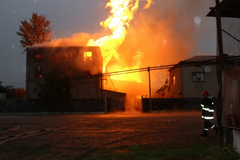 Взрыв на спиртзаводе в Збараже: 60 спасателей потушили пожар (ФОТО)