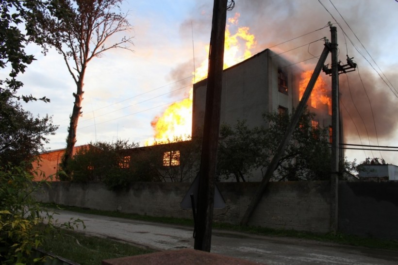 Взрыв на спиртзаводе в Збараже: 60 спасателей потушили пожар (ФОТО)