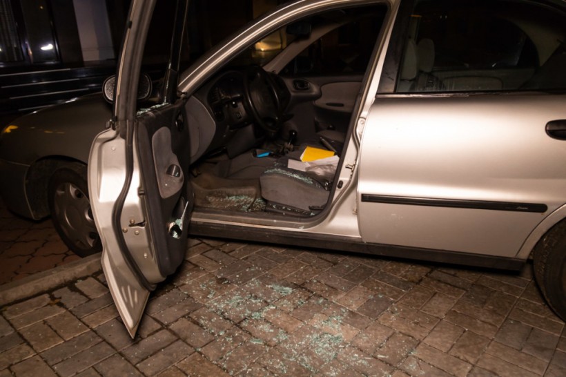 Пьяный житель Днепра на Daewoo наехал на полицейского и врезался в бордюр при попытке сбежать (ФОТО, ВИДЕО)