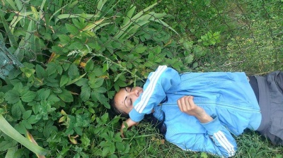 На Прикарпатье пьяная мать уснула на обочине во время прогулки с детьми (ФОТО)
