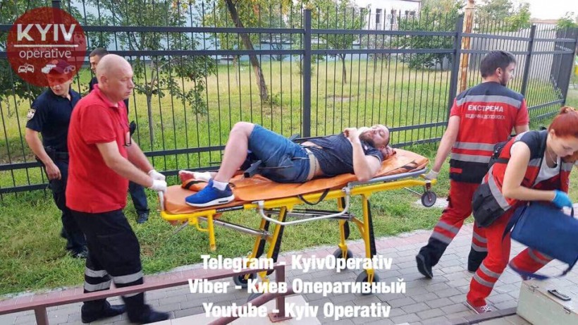 Пытался перелезть забор: На Оболони в Киеве мужчина оказался на штырях ограждения (ФОТО)