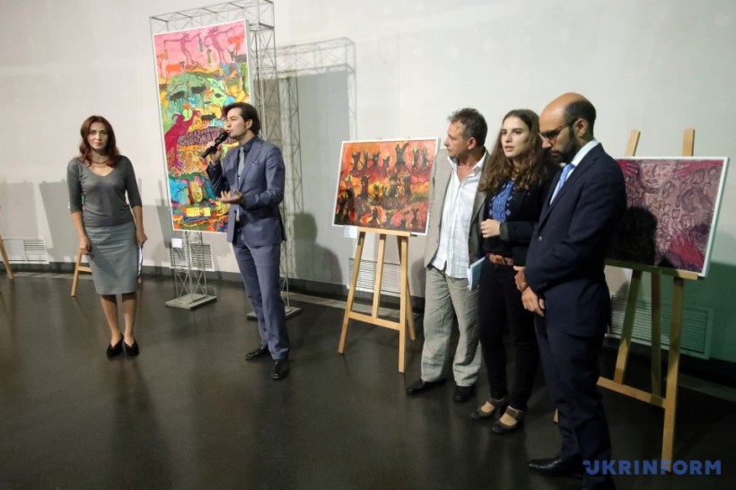 Итальянец подарил Музею Голодомора свои картины о геноциде украинцев