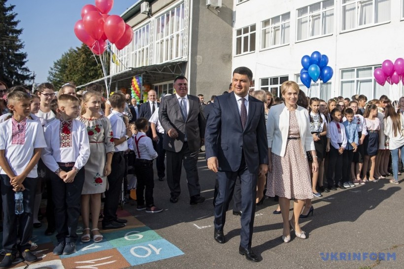 Гройсман и Гриневич поздравили с началом обучения учащихся опорной школы на Киевщине
