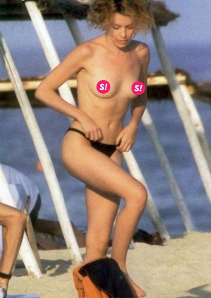 В Сети появились снимки Кайли Миноуг, загорающей топлесс на пляже (ФОТО)