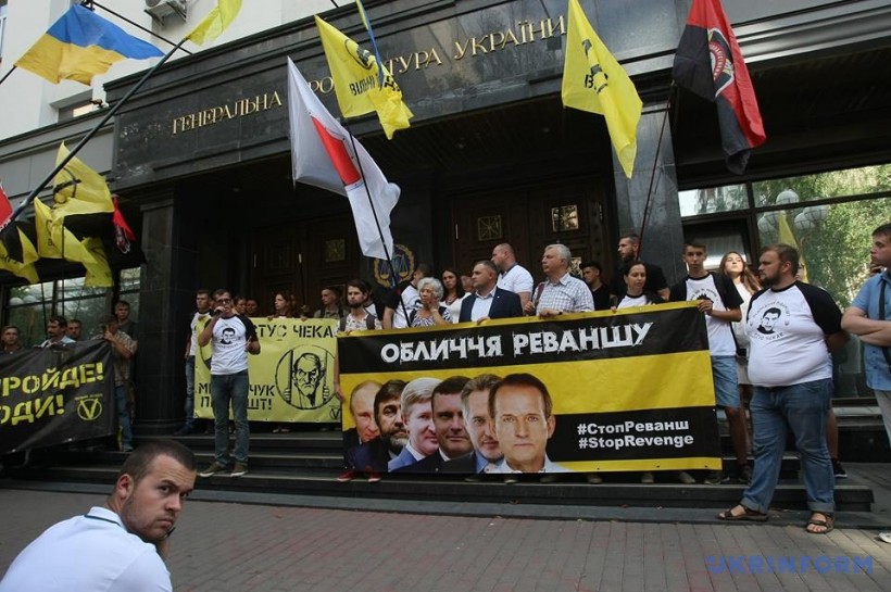 "Стоп Реванш - Медведчука под арест": активисты пришли к ГПУ