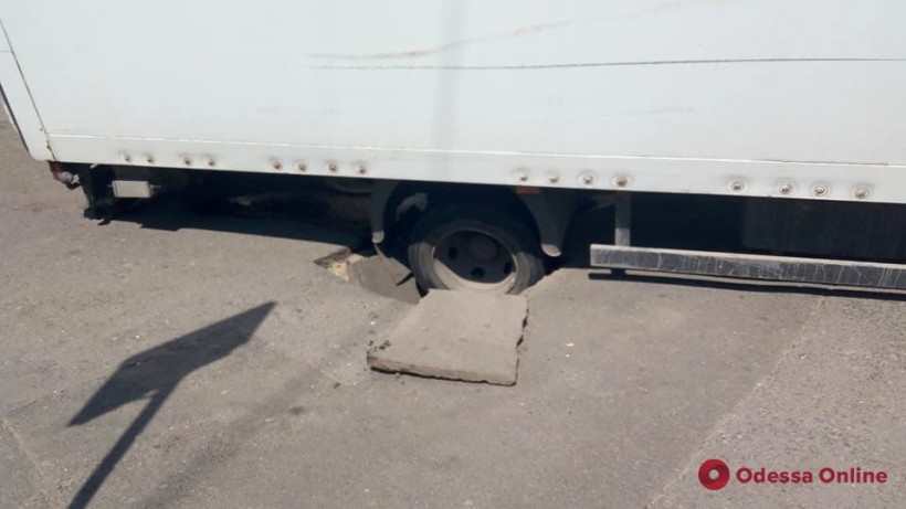 Огромный провал: В Одессе грузовик провалился под асфальт (ФОТО)