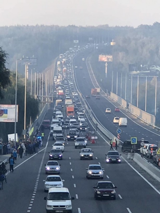 Обозленные украинцы перекрыли трассу Киев-Одесса: требуют отремонтировать дорогу и поставить фонари (ФОТО)